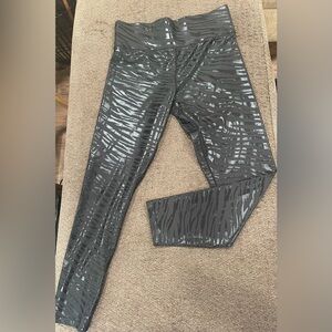 NWOT High-Waist Black Patterned Workout Leggings